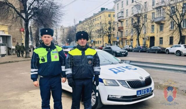 Инспекторы ДПС помогли мужчине, потерявшему сознание на улице Кольцовской - Новости Воронежа, 23.03.2026