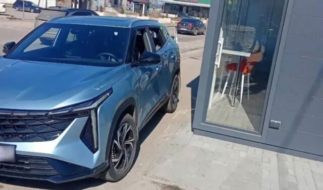 Под Воронежем автоледи на GEELY сбила двух пешеходов на тротуаре - Новости Воронежа, 30.03.2026