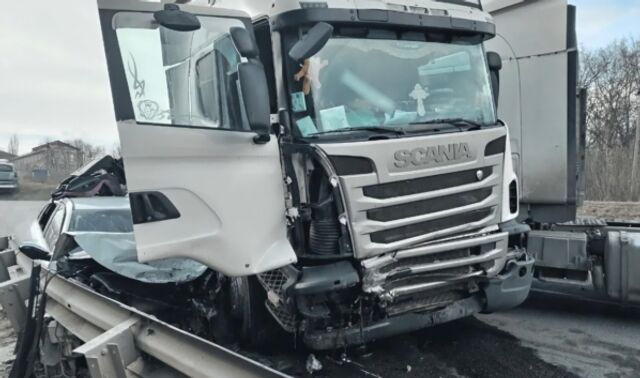 На трассе под Воронежем столкнулись две фуры и Kia Rio: пострадали четыре человека - Новости Воронежа, 02.04.2026