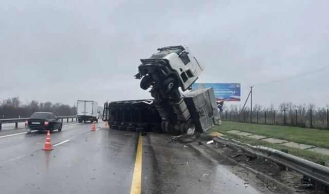 Фура Scania опрокинулась на трассе «Дон» под Воронежем: водитель пострадал - Новости Воронежа, 15.04.2026
