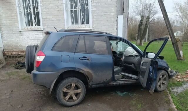 Под Воронежем CHERY на скорости вылетела в кювет и врезалась в здание аптеки - Новости Воронежа, 20.04.2026