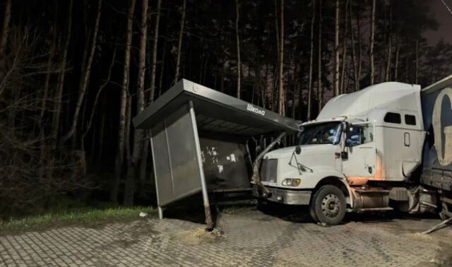 В Воронеже грузовик снес остановку «Школа» и дорожные знаки - Новости Воронежа, 20.04.2026