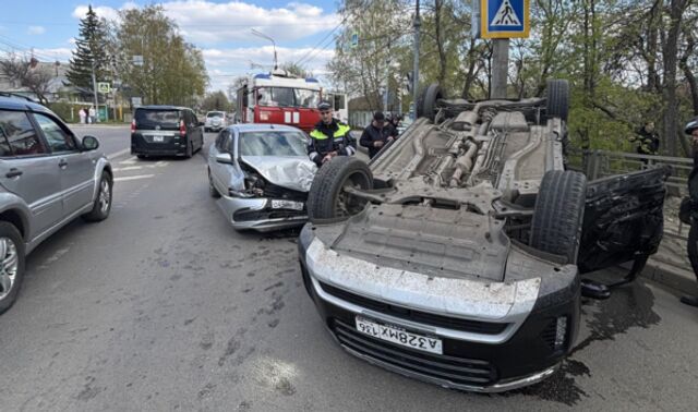 Chery опрокинулась на крышу после столкновения с «Ладой Грантой» в Воронеже - Новости Воронежа, 02.05.2026