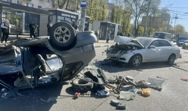 В Воронеже после столкновения с Mercedes перевернулся ВАЗ: пострадали пять человек - Новости Воронежа, 05.05.2026