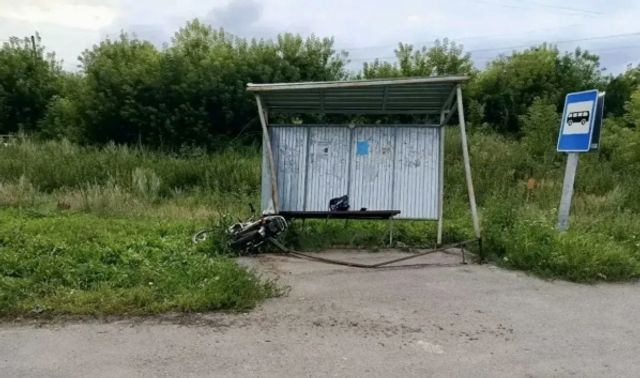 Водитель мопеда погиб после съезда с дороги и наезда на остановку в Воронежской области - Новости Воронежа, 29.07.2026