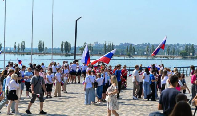В Воронеже сотни горожан отметили День Государственного флага России - Новости Воронежа, 22.08.2026