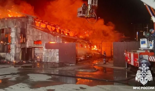 В Воронеже крупный пожар уничтожил двухэтажный склад на Московском проспекте - Новости Воронежа, 23.08.2026