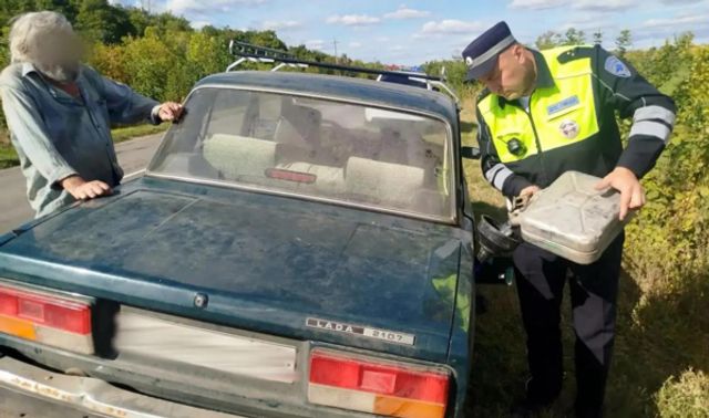 Сотрудники ДПС привезли бензин 75-летнему водителю под Воронежем - Новости Воронежа, 15.09.2026