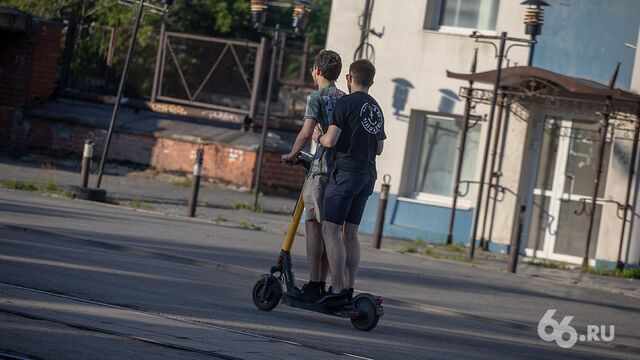 Кикшеринговые сервисы сообщили о снижении числа аварий с самокатчиками в два раза - 66.ru — Городской портал Екатеринбурга, 28.07.2025