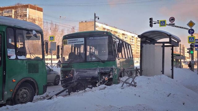 Пассажирский автобус выехал на встречку и врезался в остановку. Фото - 66.ru — Городской портал Екатеринбурга, 23.02.2026