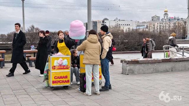 Запрещенные лошади и «лопни шарики» вернулись на Плотинку. Как так? - 66.ru — Городской портал Екатеринбурга, 14.04.2026