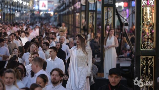 Медиаэкран на Вайнера начали разбирать. Фото, видео - 66.ru — Городской портал Екатеринбурга, 25.04.2026