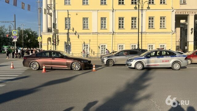 Мотоциклист влетел в толпу пешеходов после ДТП у Плотинки. Видео - 66.ru — Городской портал Екатеринбурга, 08.05.2026