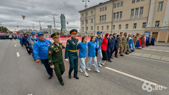 «Бессмертный полк» прошел по Екатеринбургу в окружении беспрецедентных мер безопасности. Фоторепортаж - 66.ru — Городской портал Екатеринбурга, 09.05.2026