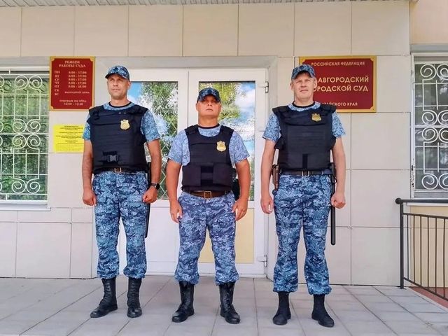 В Славгороде приставы задержали мужчину с ножом и шприцами при входе в суд - Инцидент Барнаул, 14.07.2026