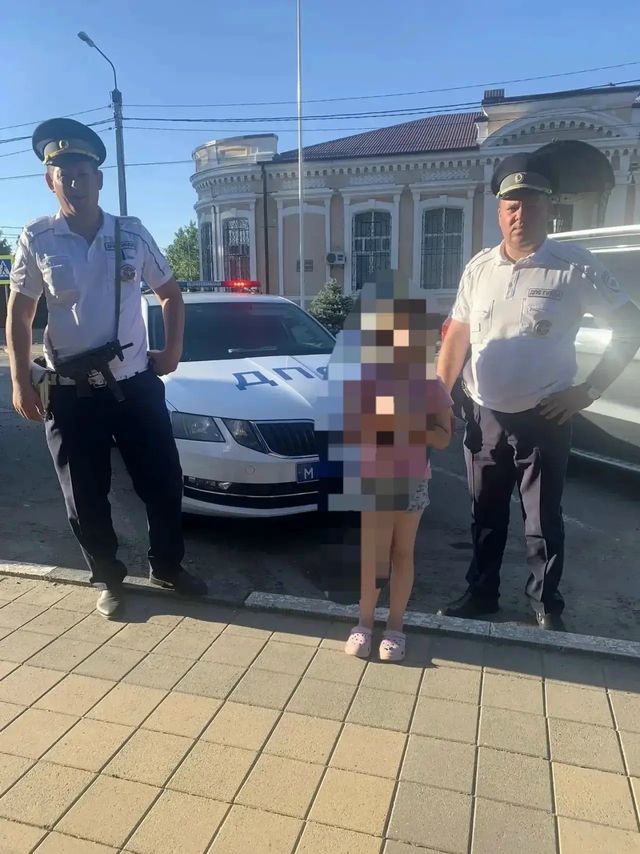 Потерявшуюся девочку нашли госавтоинспекторы в станице Ленинградской — ее доставили в больницу. - Кубань 24. Новости, происшествия, ДТП, 28.06.2026