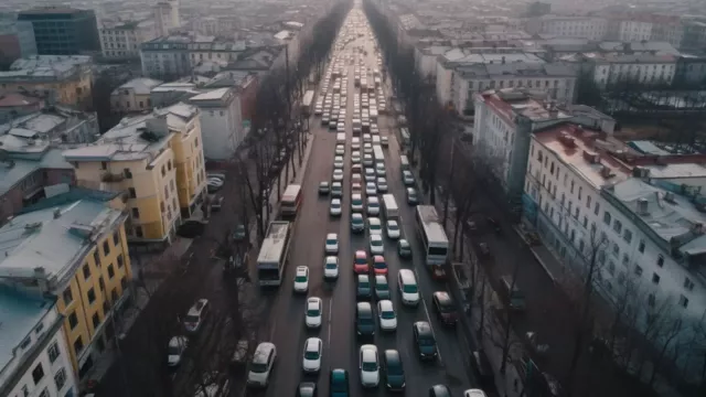 В центре Екатеринбурга на перекрестке образовалась большая пробка - Новости Нижнего Тагила и Свердловской области - TagilCity, 28.12.2024