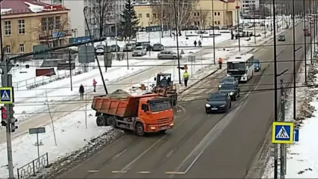 В Березовском дорожники снесли опору освещения - Новости Нижнего Тагила и Свердловской области - TagilCity, 05.02.2025