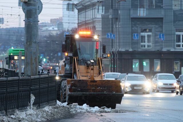 В Челябинске все силы дорожников направлены на расчистку тротуаров от снега - Полит74, 06.01.2025