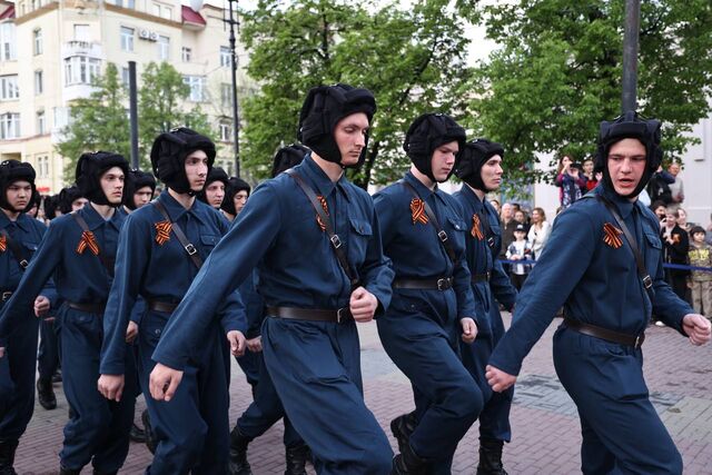 Традиционная реконструкция отправки на фронт танкистов-добровольцев прошла в Челябинске - Полит74, 09.05.2025