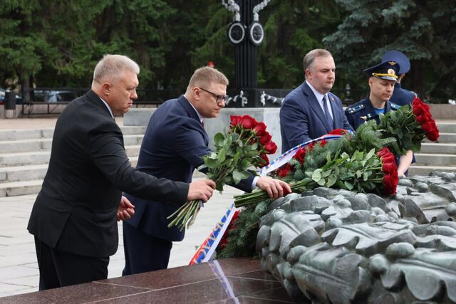 Глава Южного Урала возложил цветы к Вечному Огню в Челябинске - Полит74, 22.06.2025