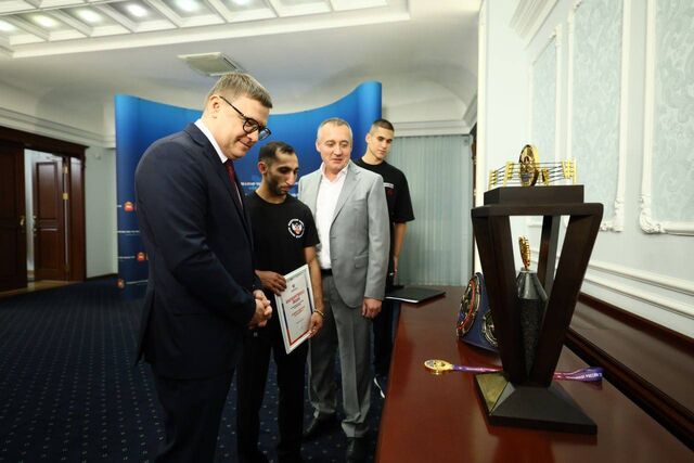 Алексей Текслер вручил награды двум известным боксерам - Полит74, 30.08.2025