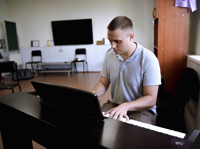 Южноуралец после жизни в городах вернулся в село преподавать музыку - Полит74, 03.09.2025