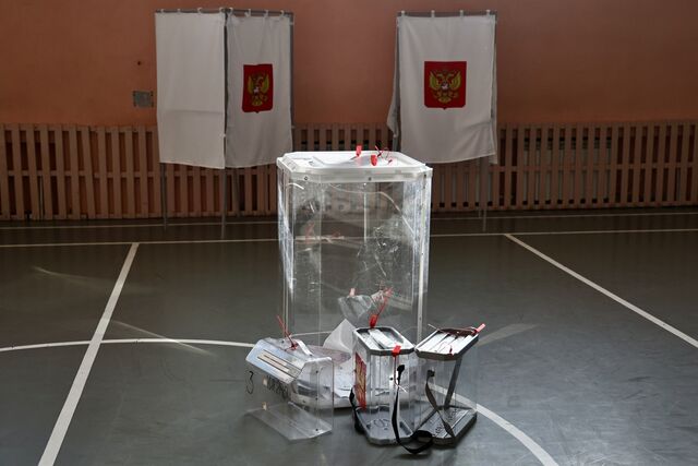 Карабашская выпускница встретила совершеннолетие на избирательном участке - Полит74, 13.09.2025