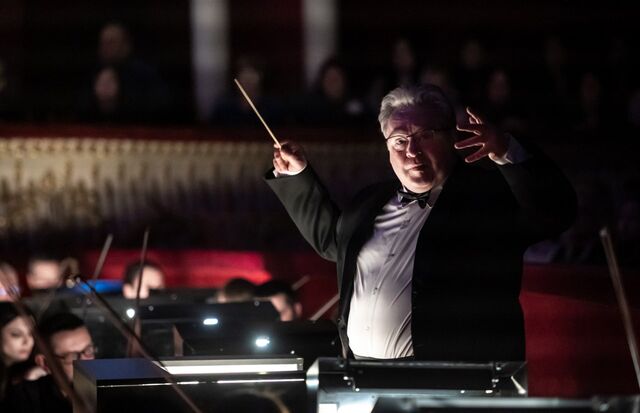 Главный дирижер челябинского театра оперы и балета получил благодарность министра культуры РФ - Полит74, 19.11.2025