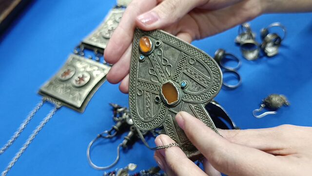 Почему в старинных казахских украшениях использовались когти филина и сердолик - Полит74, 07.04.2026