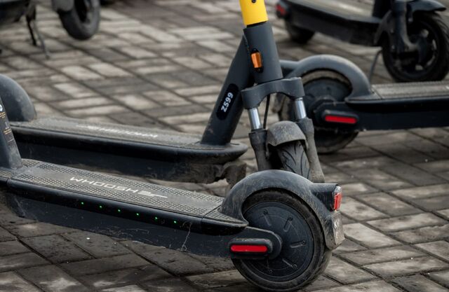 Челябинцы могут сообщить в чат-бот о брошенных где попало электросамокатах - Полит74, 16.04.2026