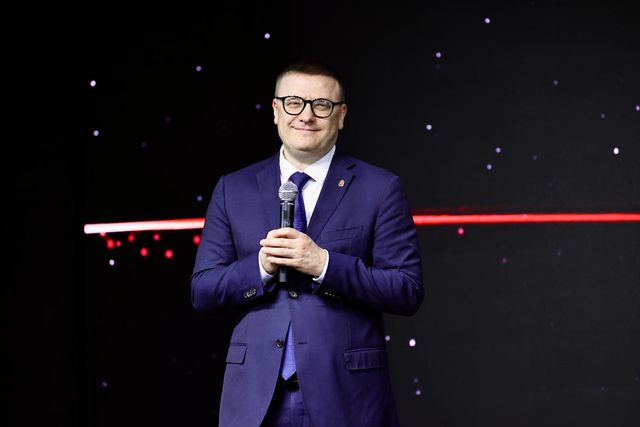 Алексей Текслер поздравил учеников челябинской школы с Днём знаний - Полит74, 01.09.2026
