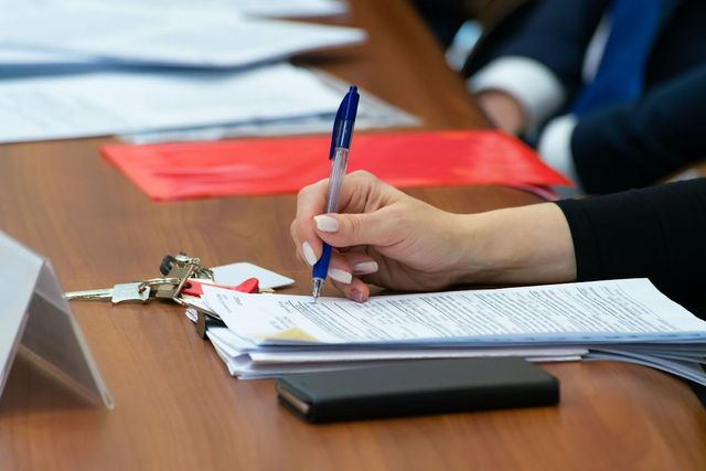 Челябинцы с доходом 150 тысяч рублей думают об увольнении чаще других - Полит74, 22.10.2026