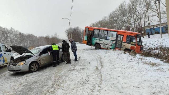 В Барнауле автобус улетел в кювет - Алтайская правда, 04.12.2023