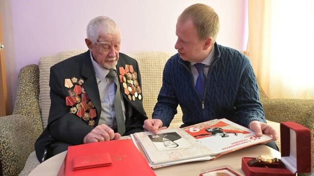 Виктор Томенко вручил участнику ВОВ медаль к 80-летию Победы - Алтайская правда, 05.02.2025