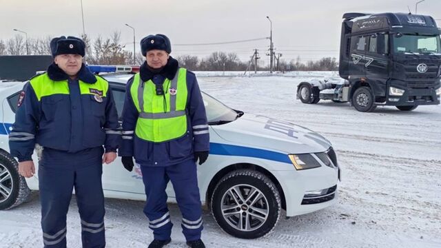 В Алтайском крае сотрудники ГАИ спасли замерзающего водителя - Алтайская правда, 05.02.2025