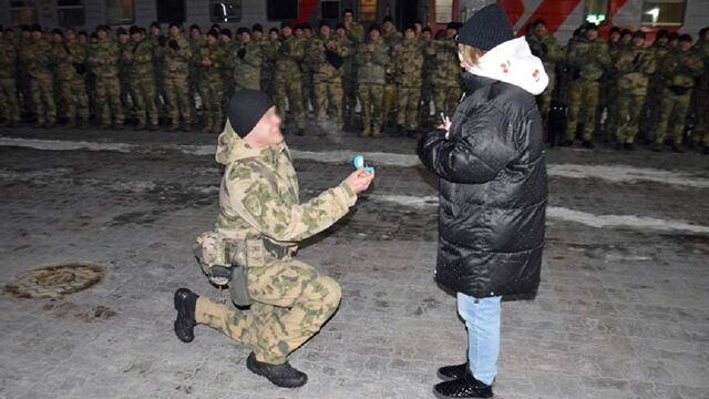 Алтайский росгвардеец, вернувшись из зоны СВО, сделал предложение своей девушке на перроне вокзала - Алтайская правда, 14.03.2025