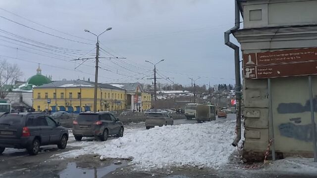 В центре Барнаула снежная лавина обрушилась с крыши на тротуар и дорогу - Алтайская правда, 18.03.2025