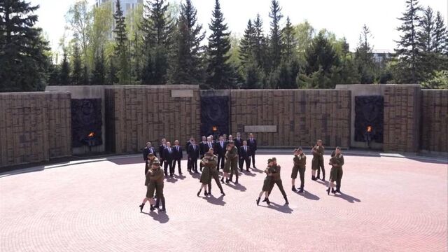 Алтайские артисты исполнили песню Пахмутовой на Мемориале Славы к 80-летию Победы - Алтайская правда, 08.05.2025