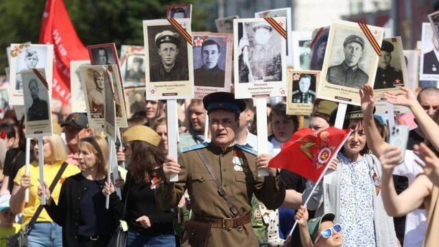 В Барнауле прошел парад войск, ретротехники и шествие «Бессмертного полка» - Алтайская правда, 09.05.2025