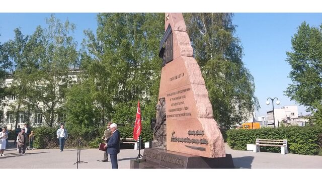 В День Победы промышленники Алтайского края возложили цветы у стелы Заводам Победы в Барнауле - Алтайская правда, 09.05.2025