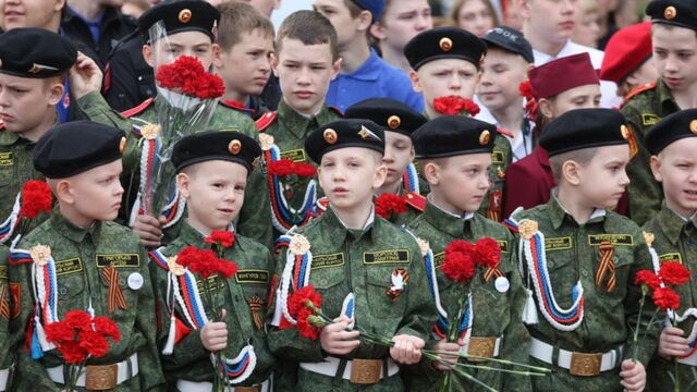 Сотни человек пришли возложить цветы к Мемориалу Славы в День Победы в Барнауле - Алтайская правда, 09.05.2025