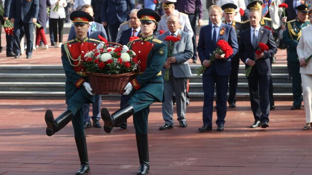 В День Победы в Барнауле возложили цветы к Мемориалу Славы - Алтайская правда, 09.05.2025