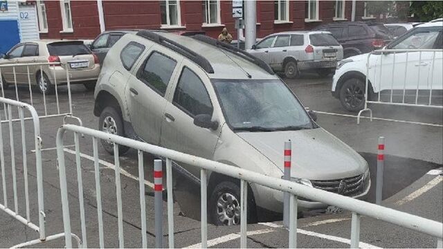 Коммунальные службы приступают к устранению аварии у корпуса Алтайского государственного университета на проспекте Ленина - Алтайская правда, 13.05.2025