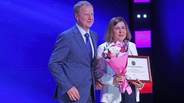 Виктор Томенко вручил награды сотрудникам Краевой клинической больницы - Алтайская правда, 24.06.2025