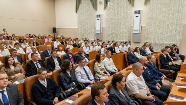 Дипломы выпускникам «Профессионалитета» вручили в Алтайском крае - Алтайская правда, 03.07.2025