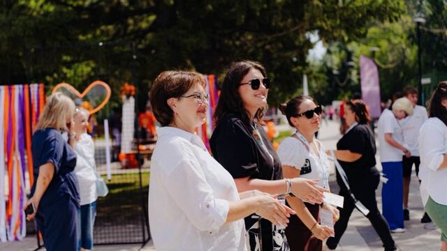 В барнаульском парке прошел Форум Молодых семей - Алтайская правда, 06.07.2025