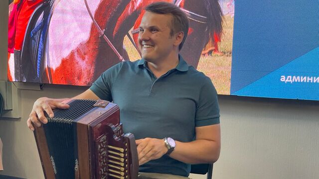 Чиновник из Ельца сыграл для жителей Рубцовска на рояльной гармони - Алтайская правда, 20.07.2025