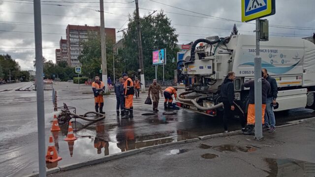 В центре Барнаула из-за коммунальной аварии 23 многоквартирных дома остались без воды - Алтайская правда, 10.08.2025