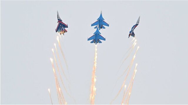 Тяжелые истребители авиационной группы «Русские Витязи» развивали над Барнаулом скорость от 200 до 800 километров в час - Алтайская правда, 30.08.2025
